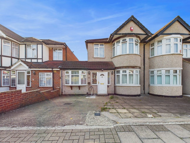 Spacious 4-bed House + Private Garden - Harrow HA3 Main Photo