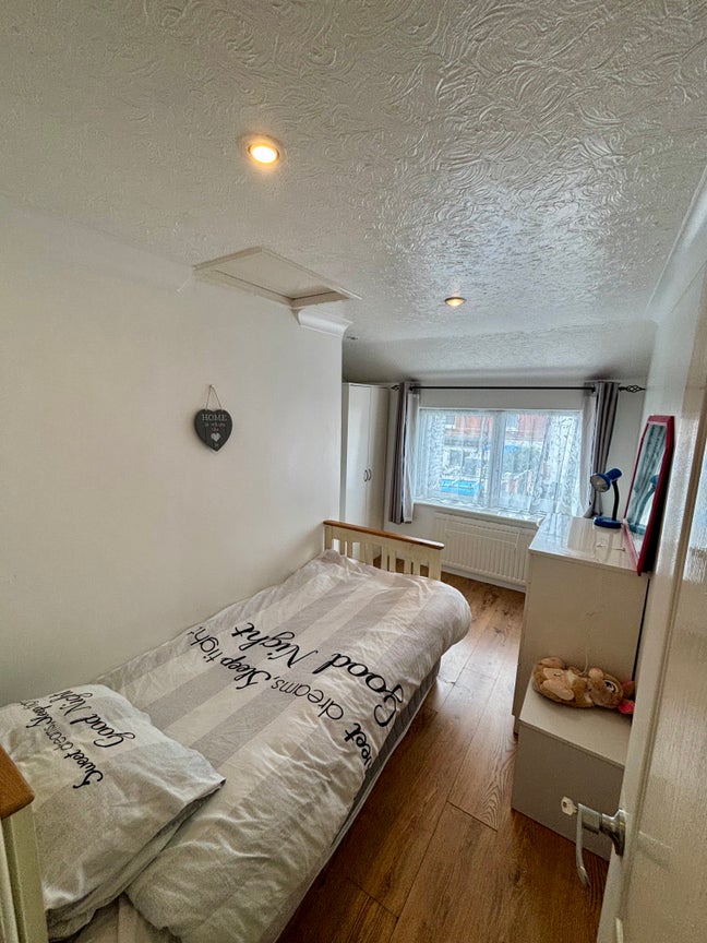 Single room in clean and quiet house Main Photo