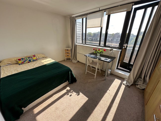 Huge master+private balcony, living room,Earl's Ct Main Photo