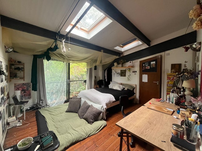 Large double room in a creative warehouse  Main Photo