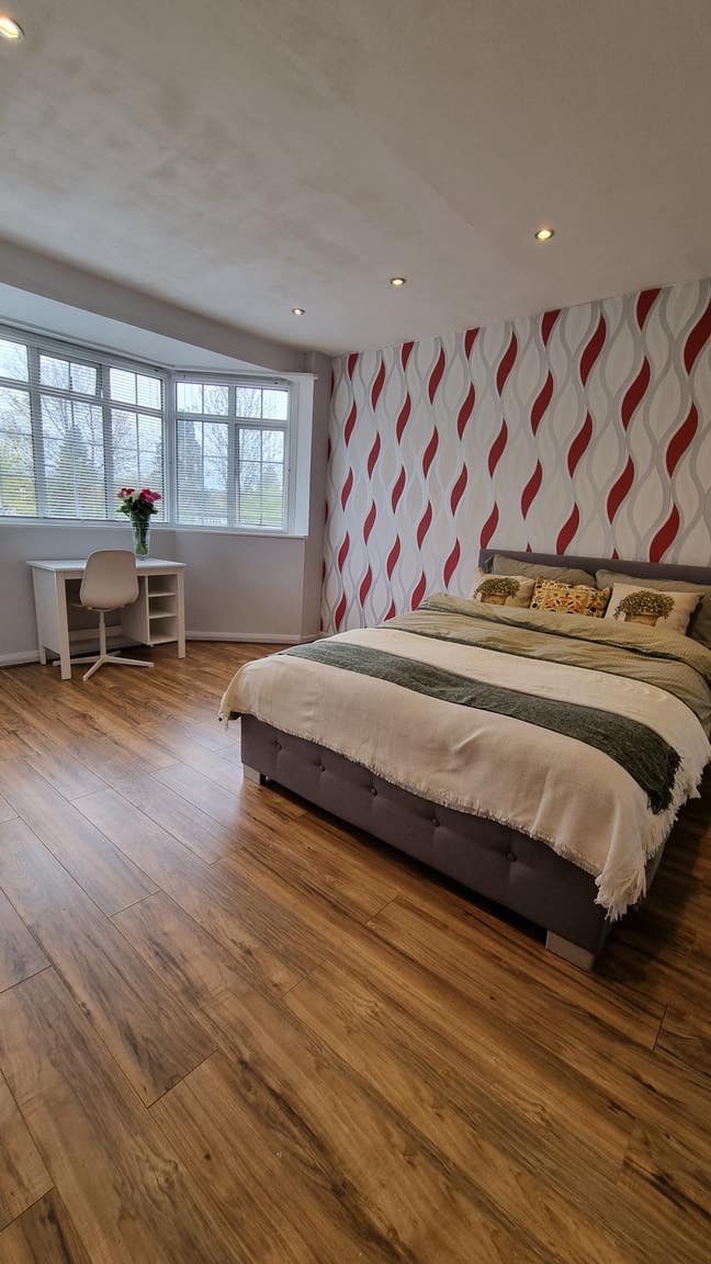 Large Double Near Winchmore Hill Station N21 Main Photo