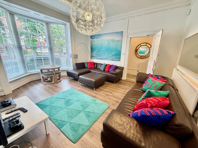 Big Ensuite Room Own Entrance, Gdn and Parking ❤️ Main Photo