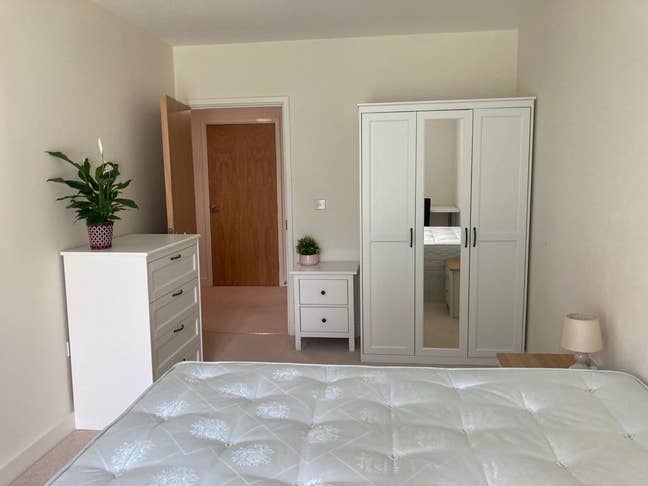 Double bedroom bills included 2 mins to station Main Photo