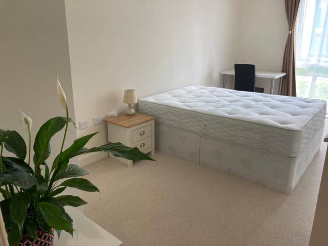 Double bedroom bills included 2 mins to station Main Photo