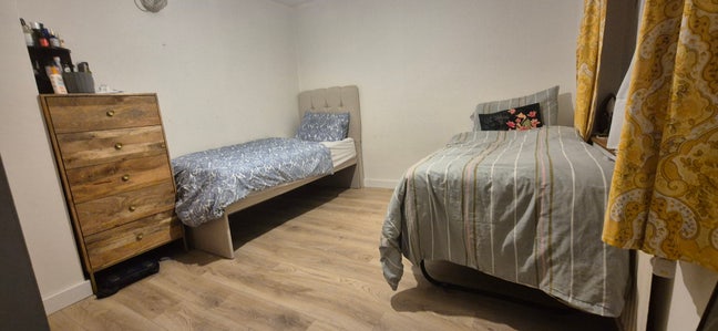 Beautiful Large Double Room - SL2 Main Photo