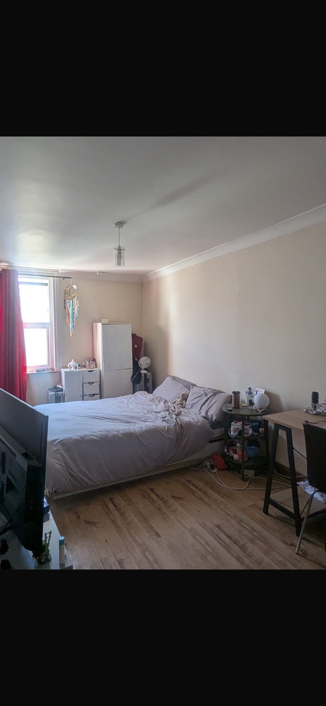 Double room w/WiFi. Bills £165 total £875 Main Photo