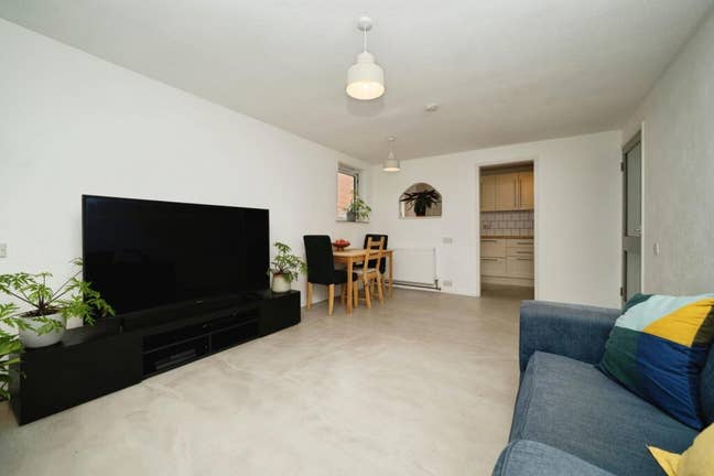 Light and Airy Furnished Double Room Short Term  Main Photo