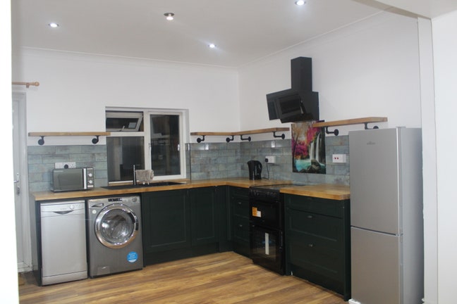 Newly Refurbished 3 bedroom House Main Photo