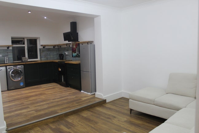 Newly Refurbished 3 bedroom House Main Photo