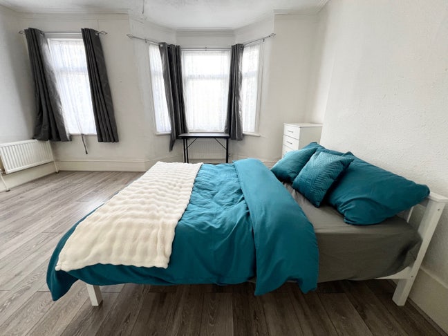 Fabulous 5 Bed 3 Bath in Turpike Lane N15 Main Photo