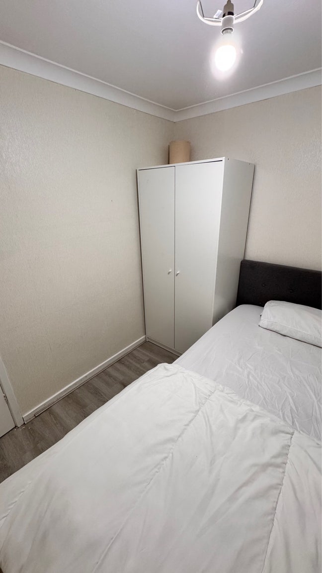 1 Single Room Available for Bachelors – Crawley  Main Photo