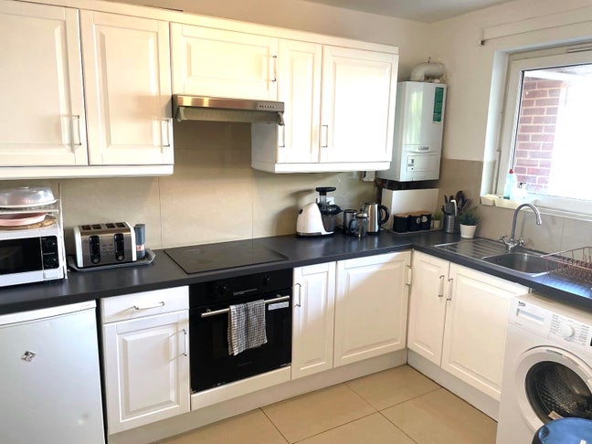 Room with your own garden. Free cleaning service  Main Photo