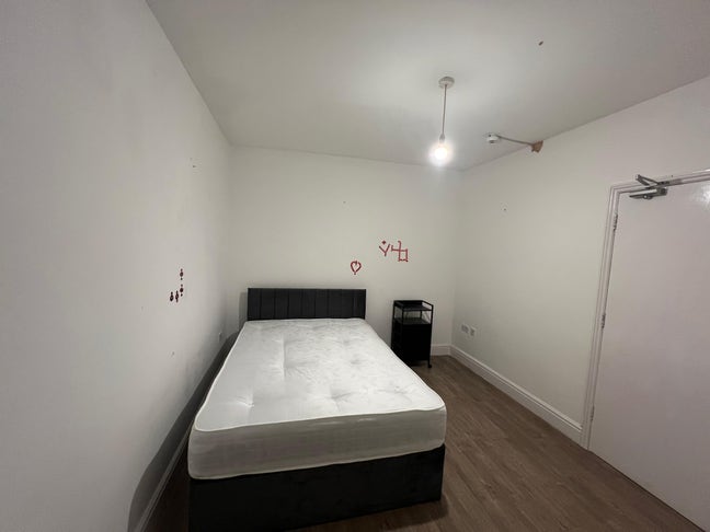 It’s double room clean with brand new double bed Main Photo