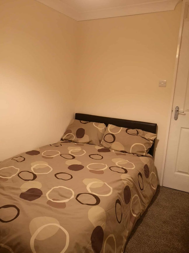 2 Modern Bedrooms in Freshly Decorated House Main Photo