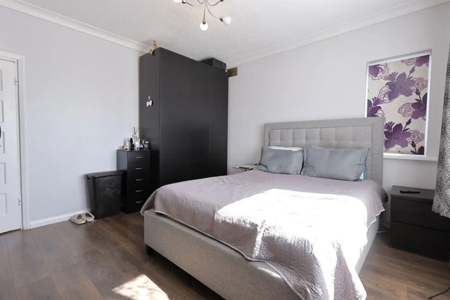 2 Bedroom Flat (Harold Wood)  Main Photo