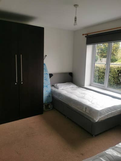 1 single bed, 1 double bed available to share Main Photo