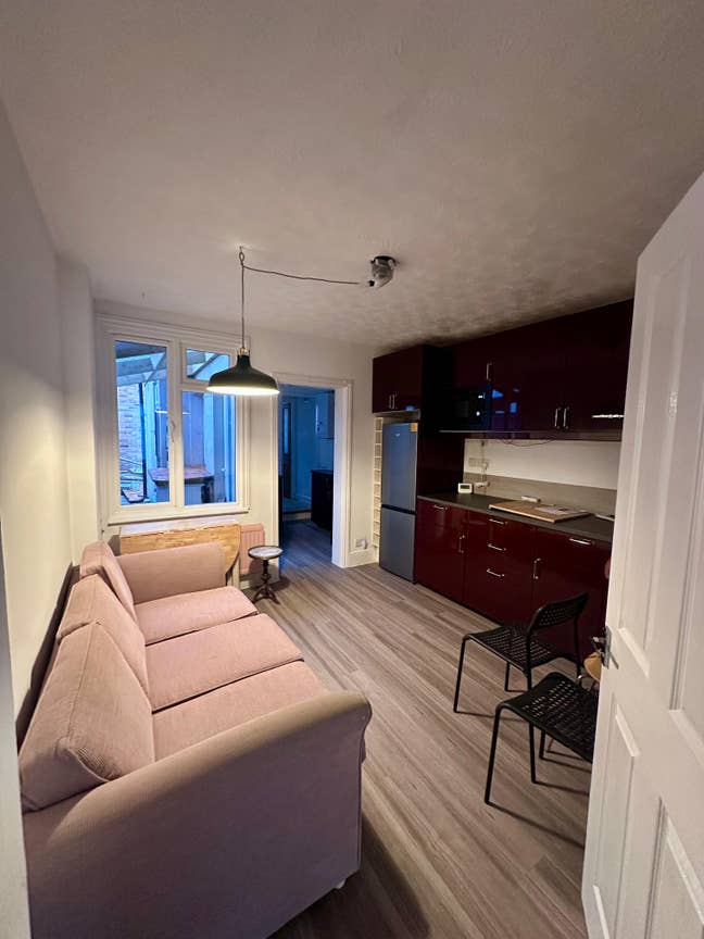 Rooms for Rent – Refurbished House in Woking Main Photo