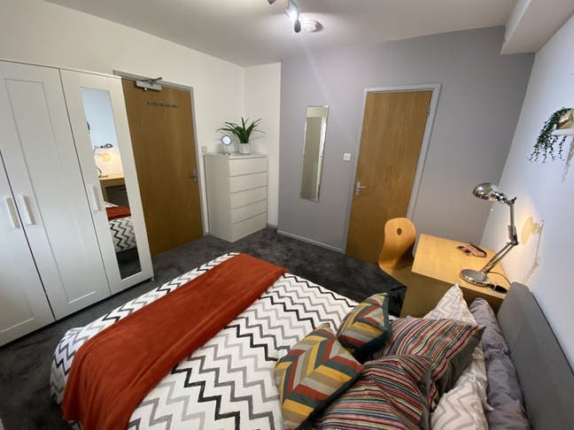 Large En Suite! Great Price! Avail NOW! Main Photo