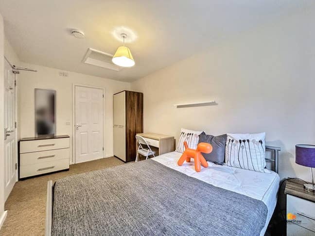 Modern Ensuite Bedroom with Parking & Garden Main Photo