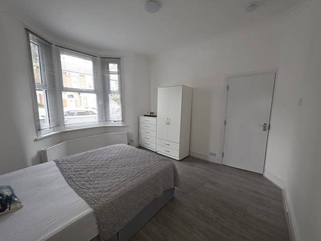 Refurbished double rooms available in E12  Main Photo