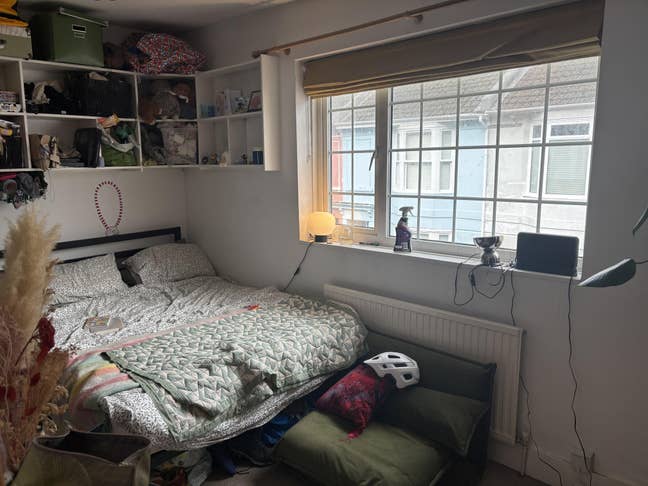 Fabulous big double bedroom in vibrant cute house  Main Photo