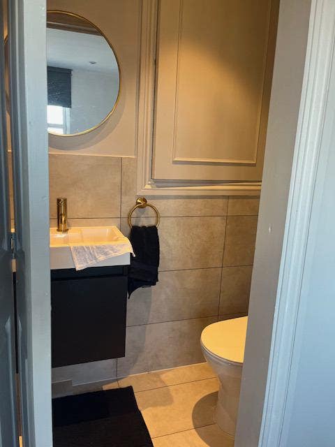 Double loft room with ensuite for weekly rental.  Main Photo