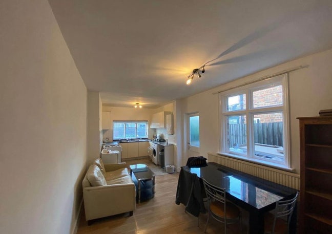 Large Double room available  Main Photo