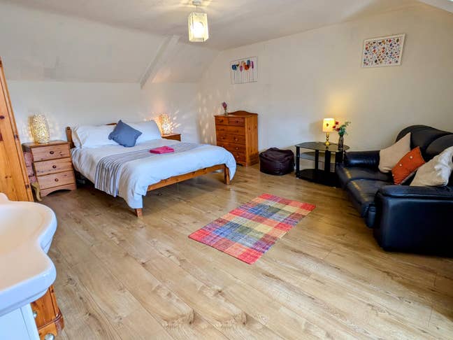 Huge rooms by town centre, private parking Main Photo