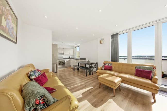 Duplex 3 Bedroom Apt With Balcony & Parking! Main Photo