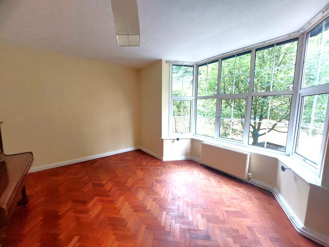 Spacious room for &pound;400 including all bills  Main Photo