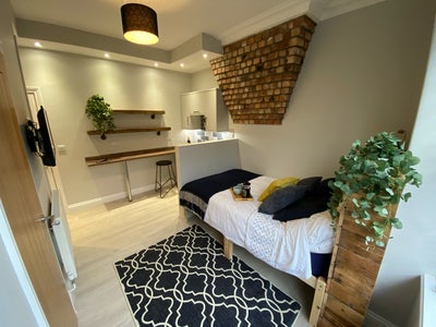 Studio Room with Allocated off Road Parking LN5 Main Photo