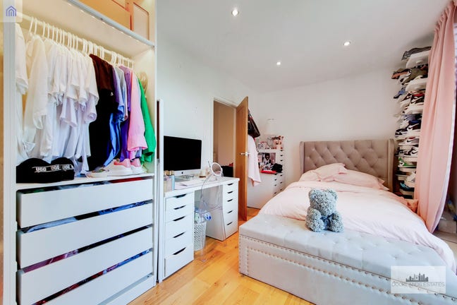 Double Room in Luxury Canary Wharf Flat  Main Photo