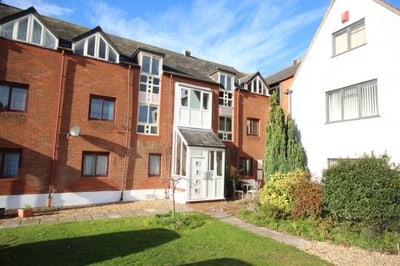 Centre of town 2 bed flat with parking  Main Photo