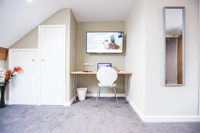 🏡 Town Centre – Spacious Double with En-Suite Main Photo