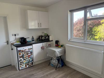 Studio flat to rent inc all bills Farndale Ave N13 Main Photo