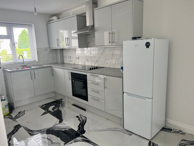 1 bedroom house with parking a patio Main Photo