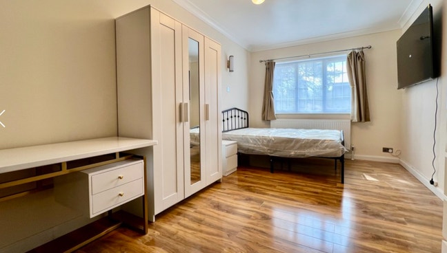 6x Double bedrooms near Hatch End Main Photo