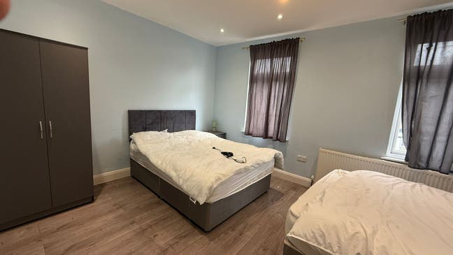 4 Bed Semi-Detached House Main Photo
