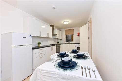 Modern DBL Room available , N7, 2 Min to Station Main Photo