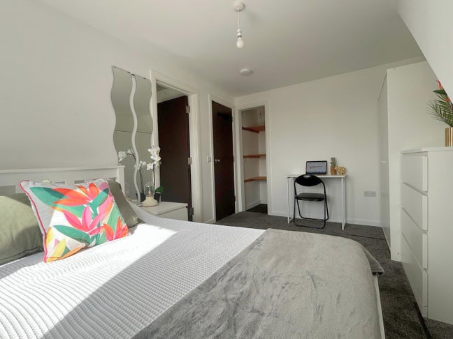 Modern, Clean, Safe, Secure Double en-suite (MC) Main Photo