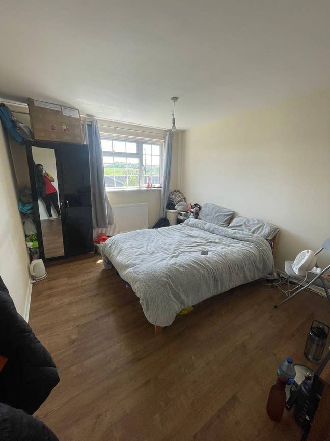 Spacious Furnished Double Room Main Photo