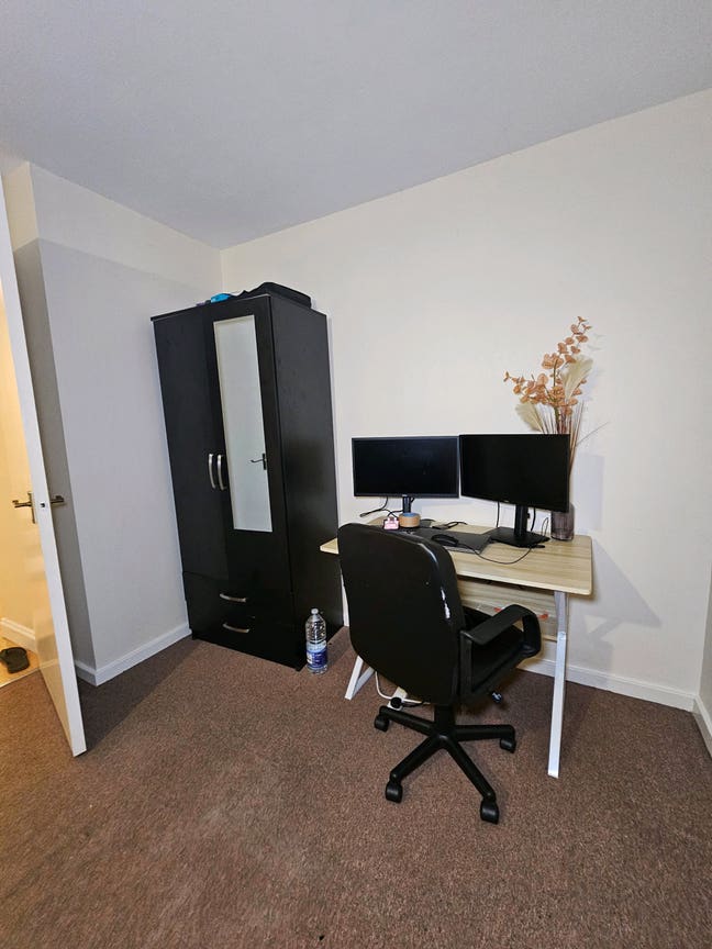 Spacious Double Bedroom - 10min to City Centre Main Photo