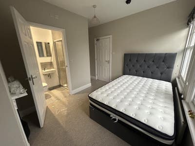 New Ensuite room in great location Main Photo