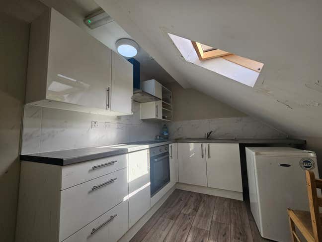 Spacious En-suite studio Universal Credit accepted Main Photo