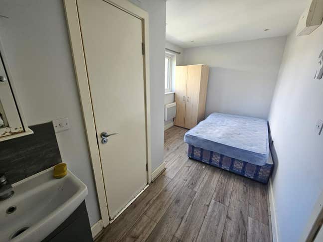 Spacious En-suite studio Universal Credit accepted Main Photo