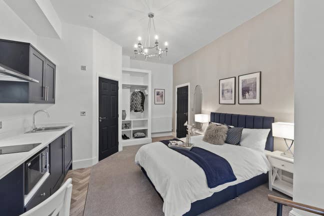 Bright, Modern Ensuites & Studios close to centre. Main Photo