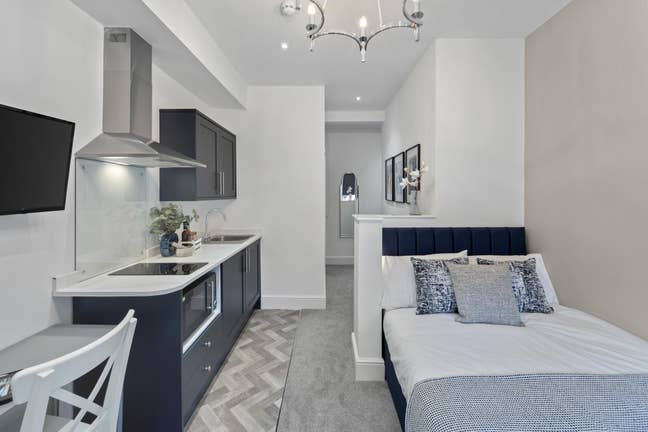 Bright, Modern Ensuites & Studios close to centre. Main Photo