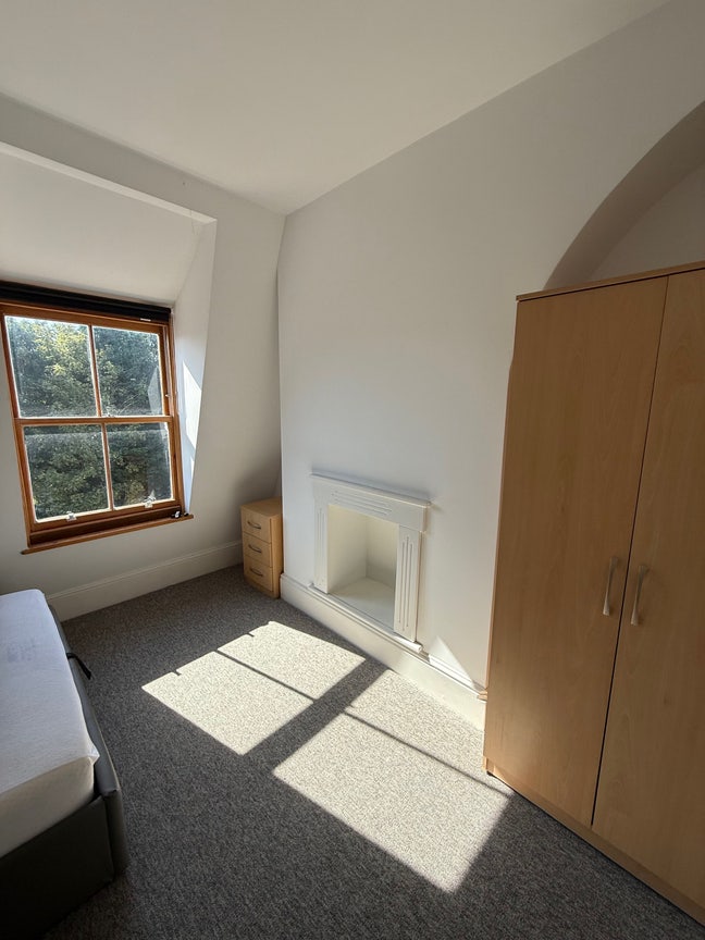 Newly refurbished room available Main Photo