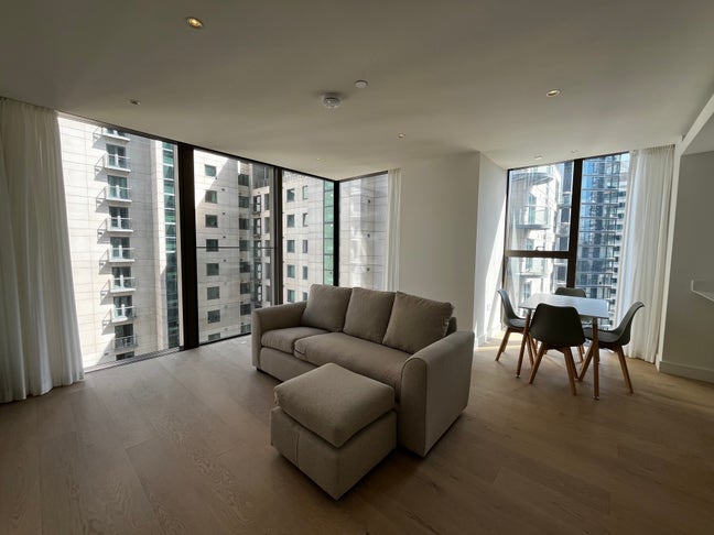 Luxurious 2-Bed Apartment  in South Quay Plaza Main Photo