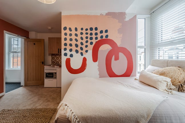 Studio with kitchenette&ensuite-1 week free rent Main Photo